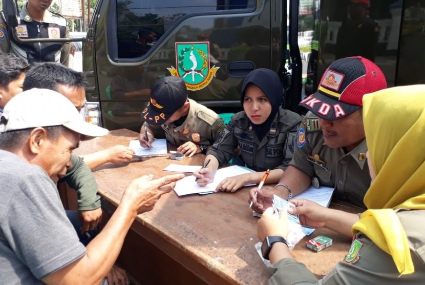 Puluhan pedagang kaki lima (PKL) di Kota Sukabumi menjalani sidang tipiring karena berjualan di tempat terlarang seperti trotoar dan badan jalan Kamis (25/10).