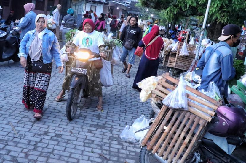 Puluhan pedagang sayur keliling yang berada di Pasar Ngasem, Kabupaten Bojonegoro, Jatim mengikuti program Sedekah Sayur. 