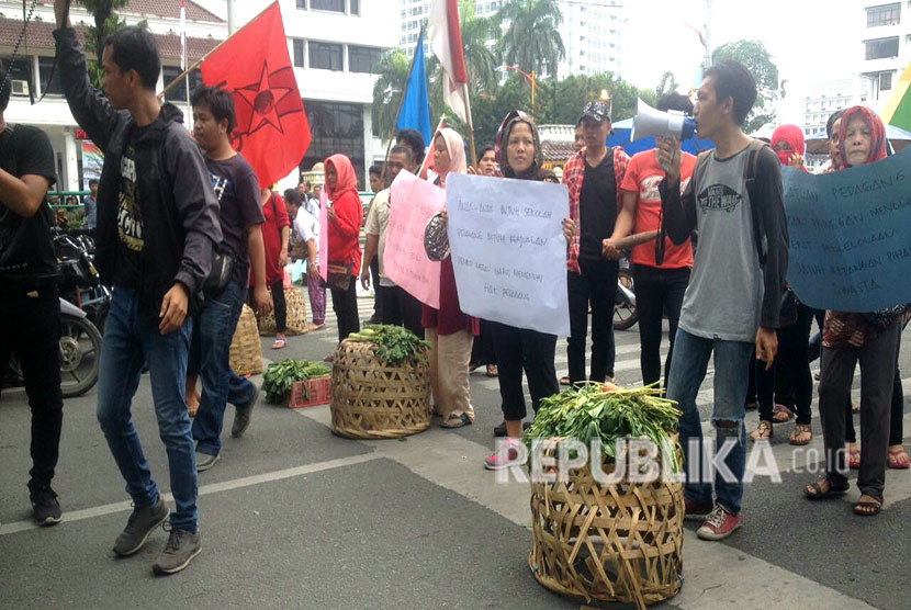 Puluhan pedagang tradisional dari pasar Peringgan menggelar aksi di depan kantor Wali Kota Medan, Jl Kapten Maulana Lubis, Senin (7/5). Dalam aksinya, massa sempat memblokir jalan hingga menyebabkan kemacetan. 