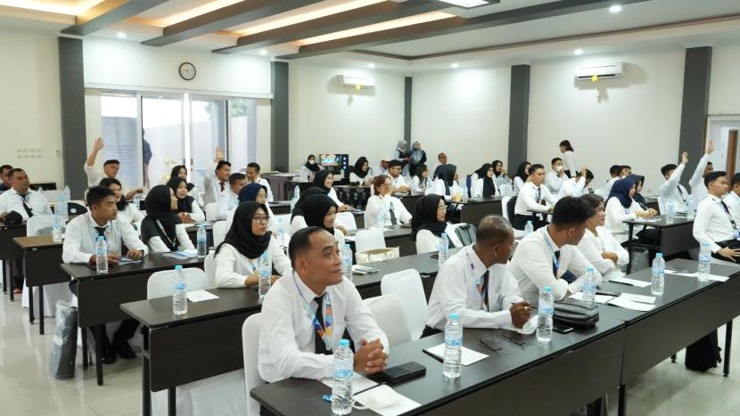 Puluhan pegawai Ditjen Hubla mengikuti pelatihan keprotokolan dan master of ceremony (MC).