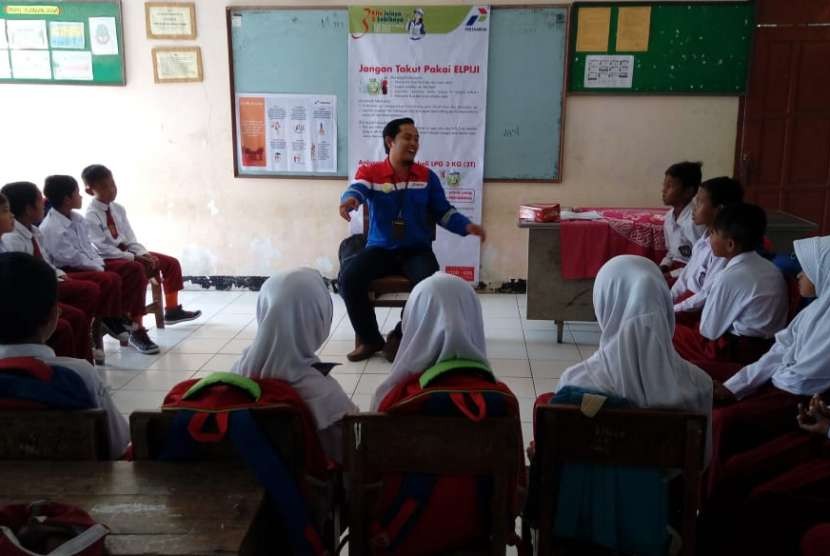 Puluhan pekerja Pertamina kembali menyebarkan semangat positif bagi anak-anak Sekolah Dasar (SD) di Kabupaten Indramayu.