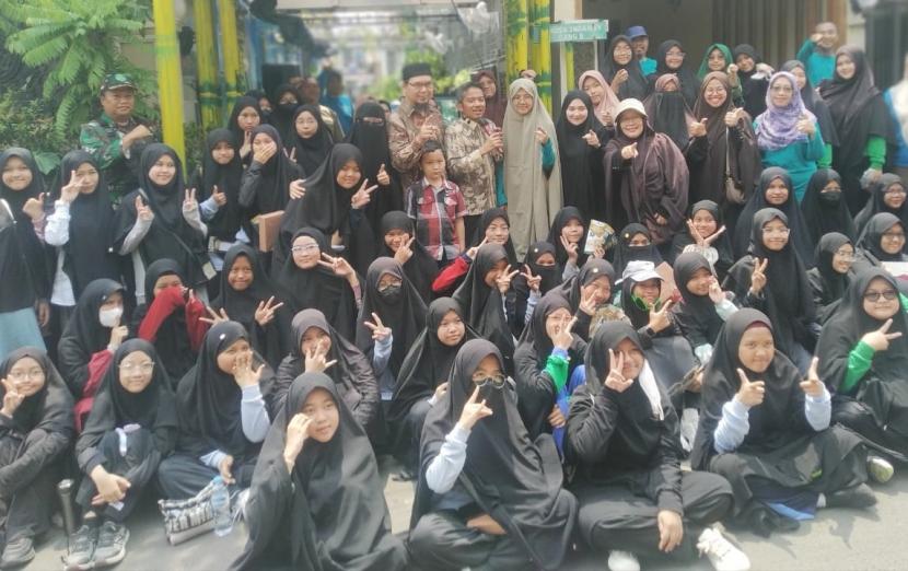 Puluhan pelajar dari siswi SMPIT (Sekolah Menengah Pertama Islam Terpadu) Daarul Qolam Jakarta mengunjungi Pusat Media Percontohan Pembelajaran Pencegah Krisis Planet di Gang 8 Jalan Nusa Indah IV Kelurahan Malaka Jaya, Kecamatan Duren Sawit, Jakarta Timur, Sabtu (21/9/2024).