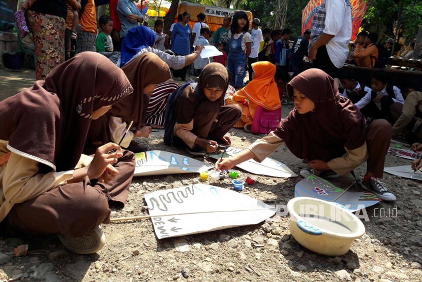 Pelajar yang mengikuti lomba melukis (ilustrasi).