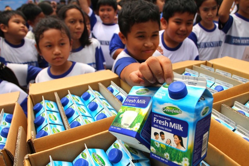 Puluhan pelajar SDBI 01 Besuki Menteng, merayakan Hari Susu Sekolah Sedunia dengan minum susu bersama di sekolah mereka, Menteng, Jakarta Pusat.