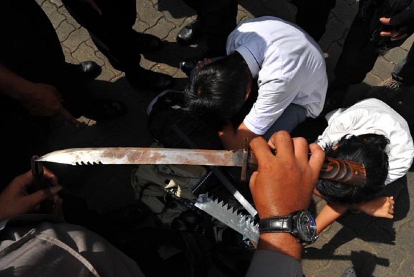 Puluhan pelajar SMA diamankan polisi di jalan HR Rasuna Said, Kuningan, Jakarta Selatan, Selasa (3/4). Polisi mengamankan sejumlah senjata tajam dari tangan mereka yang diduga hendak digunakan untuk tawuran