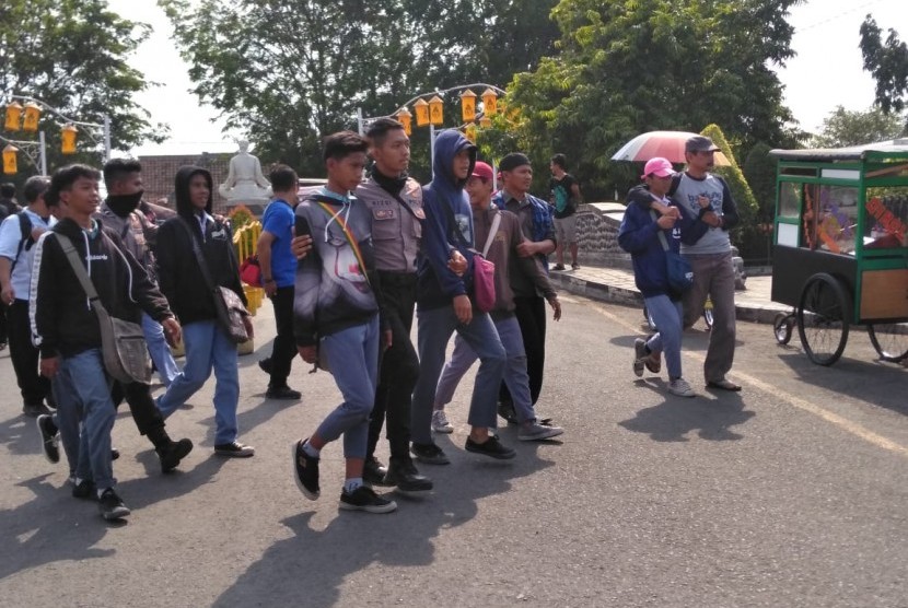 Puluhan pelajar SMK asal Purwakarta, diamankan petugas saat menaiki kereta KRD di Stasiun Purwakarta, Jumat (27/9). Kuat dugaan, pelajar ini hendak bergabung mengikuti demo di Jakarta.