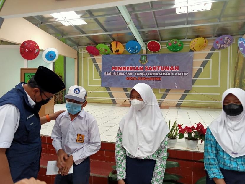 Puluhan pelajar SMP terdampak bencana banjir mendapatkan bantuan dari Dinas Pendidikan dan Kebudayaan Kota Sukabumi di SMPN 6 Sukabumi, Rabu (2/3/2022).