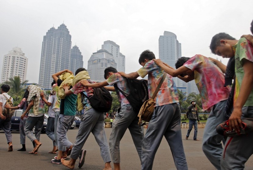 Puluhan pelajar tersangka tawuran, digiring menuju Polda Metro jaya, Jakarta, Jumat (20/4). (Republika/Adhi Wicaksono)