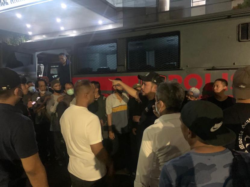 Puluhan pelaku bentrokan antar kelompok masyarakat di kawasan Mampang, Jakarta Selatan diamankan dan diangkut ke Mapolda Metro Jaya, Jakarta Selatan, Senin (17/10). 
