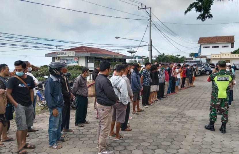 Puluhan pelanggar yang terjaring operasi yustisi dan penertiban prokes di berikan edukasi serta pembagian masker oleh anggota Polsek Bandungan dan petugas gabungan, di wilayah Kecamatan Bandungan, Kabupaten Semarang, Jumat (11/2).