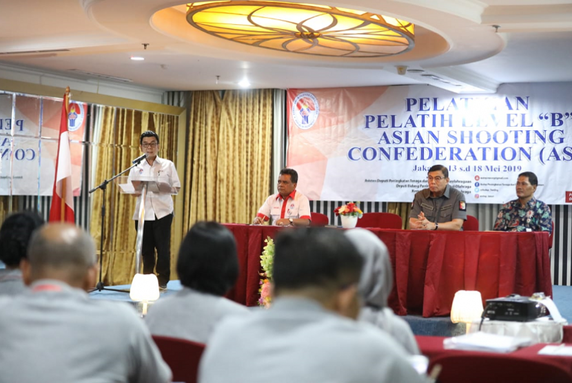 Puluhan pelatih menembak mengikuti Pelatihan Pelatih Lisensi B Asian Shooting Confederation (ASC) Tahun 2019 di Hotel The Belleza Suites, Jakarta, Senin (13/5) sore. 