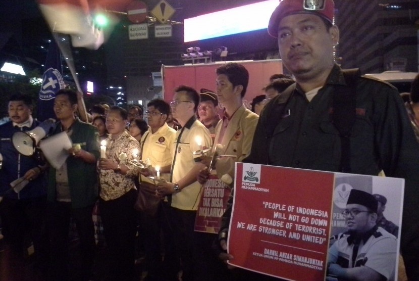 Puluhan pemuda lintas agama yang tergabung dalam Forum Kerukunan Pemuda Indonesia (FKPI) menggelar doa di depan Pos Polisi Jalan Thamrin, Jakarta Pusat. 