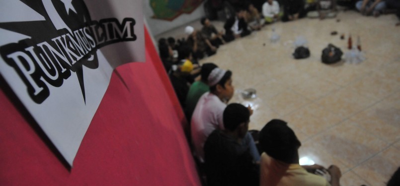 Puluhan pemuda yang tergabung dalam komunitas Punk Muslim melakukan pengajian Ramadhan di kawasan Pulogadung, Jakarta Timur, Senin malam (8/8). Komunitas ini menjadi media dakwah di kalangan anak punk yang dicap tanpa orientasi dan meninggalkan agamanya.