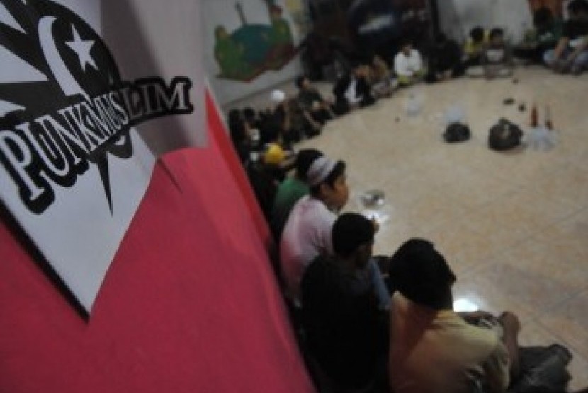 Puluhan pemuda yang tergabung dalam komunitas Punk Muslim melakukan pengajian Ramadhan di kawasan Pulogadung, Jakarta Timur, Senin malam (8/8). Komunitas ini menjadi media dakwah di kalangan anak punk yang dicap tanpa orientasi dan meninggalkan agamanya.