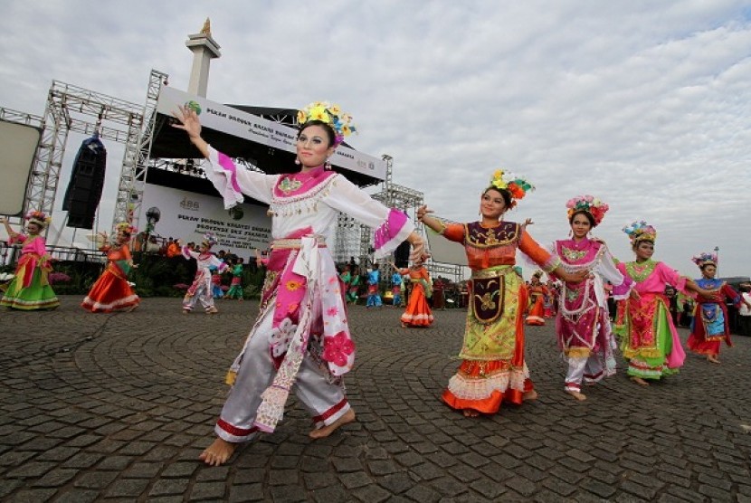 Puluhan penari memeriahkan pembukaan Pesta Rakyat yang bertema Pekan Produk Kreatif Daerah di silang Monas, Jakarta, Jumat (14/6).