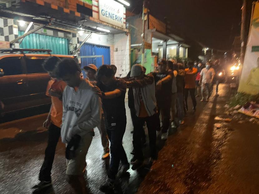 Puluhan pendukung bola ditangkap Polresta Bogor Kota pascabentrok di Jalan Sholeh Iskandar, Kecamatan Tanah Sareal, Kota Bogor pada Selasa (1/3) malam. 