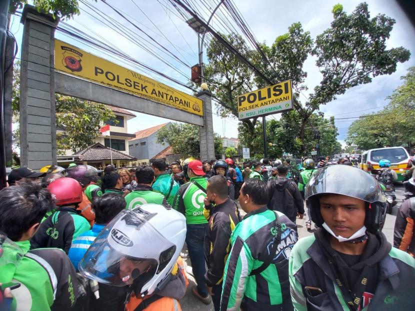 Puluhan pengemudi ojol berkumpul di sekitar Markas Polsek Antapani, Kota Bandung, Selasa (3/1/2023). 