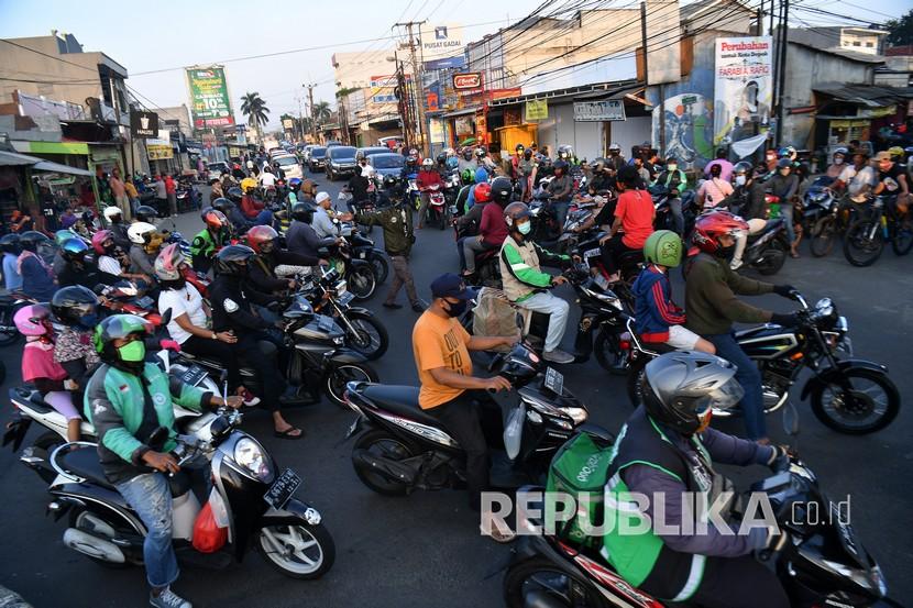 Puluhan pengendara sepeda motor melintas di Jalan Raya Sawangan, Depok, Jawa Barat, Sabtu (16/5/2020). Meski penerapan Pembatasan Sosial Berskala Besar (PSBB) Kota Depok masih diperpanjang hingga 26 Mei 2020, namun sejumlah ruas jalan mulai ramai dipadati kendaraan hingga menyebabkan kemacetan.