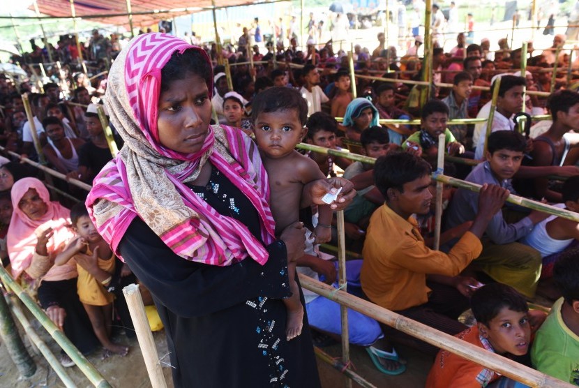 Puluhan pengungsi rohingya antri untuk mengambil bantuan di Kamp Pengungsian Jamtoli, Cox Bazar, Bangladesh, Minggu (1/10). 