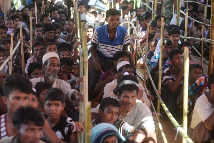 Puluhan pengungsi rohingya antri untuk mengambil bantuan di Kamp Pengungsian Jamtoli, Cox Bazar, Bangladesh, Minggu (1/10). 