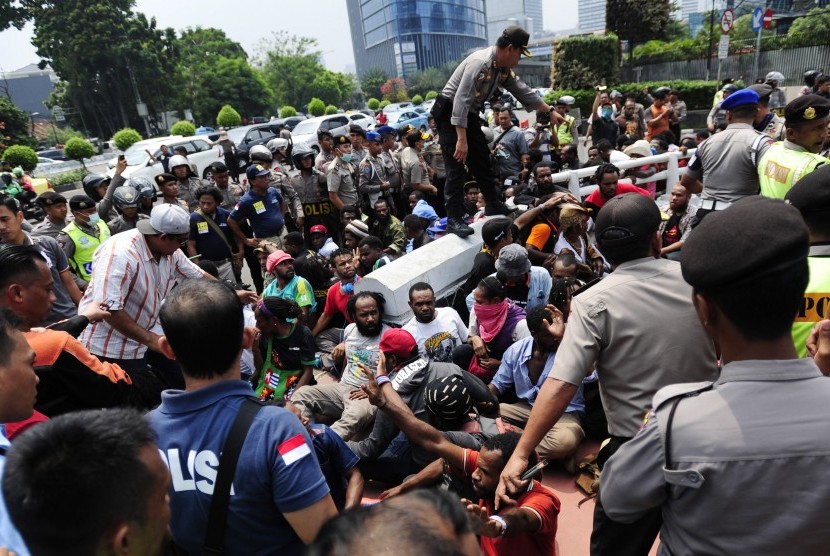 Puluhan pengunjukrasa dari Aliansi Mahasiswa Papua diamankan petugas kepolisian usai terlibat kericuhan ketika aksi di Kawasan Bundaran HI Jakarta, Selasa (1/12). 