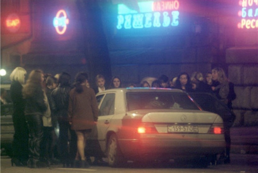 Puluhan penjaja seks mengerubungi sebuah mobil saat menawari jasanya dengan harga 50 dolla AS per tiga jam di kota pelabuhan Black Sea, Odessa, Ukraina. 