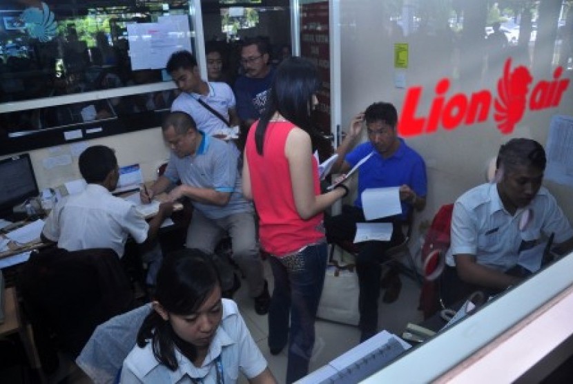 Puluhan penumpang pesawat Lion Air menyerbu loket penjualan tiket di Bandara Adi Soemarmo, Boyolali, Jawa Tengah, Jumat (20/2). Para penumpang Lion Air protes dan meminta pengembalian uang akibat delay puluhan jam yang dialami.