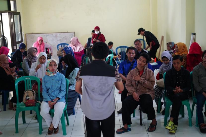 Puluhan penyandang disabilitas melakukan pelatihan wirausaha di Aula PPDI Garut, Jalan Pembangunan, Kecamatan Tarogong Kidul, Kabupaten Garut, Selasa (6/9/2022).