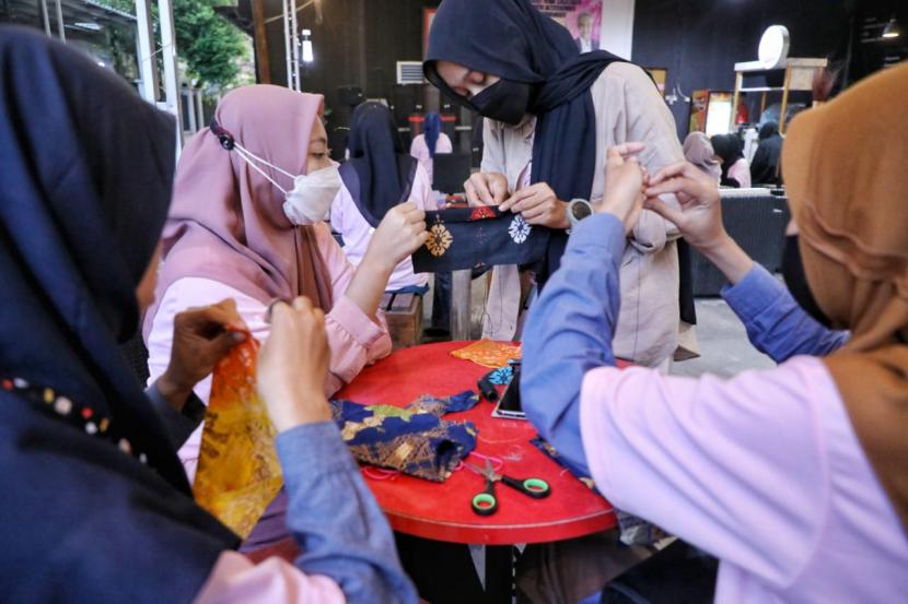 Puluhan perempuan milenial dari berbagai wilayah di Kabupaten Lebak ikut serta dalam pelatihan kerajinan tangan di Banten. 