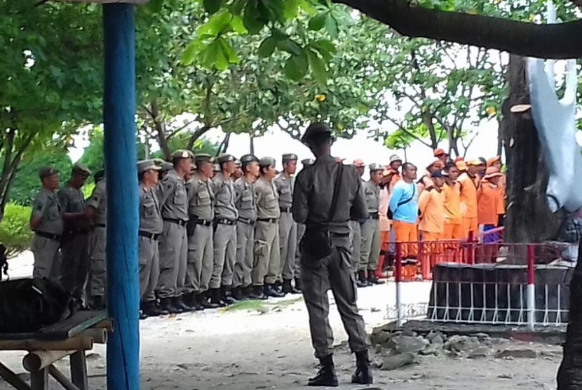 Puluhan personel Pol PP dan pasukan oranye saat persiapan penggusuran sejumlah lahan di Pulau Pari, Senin (5/9).