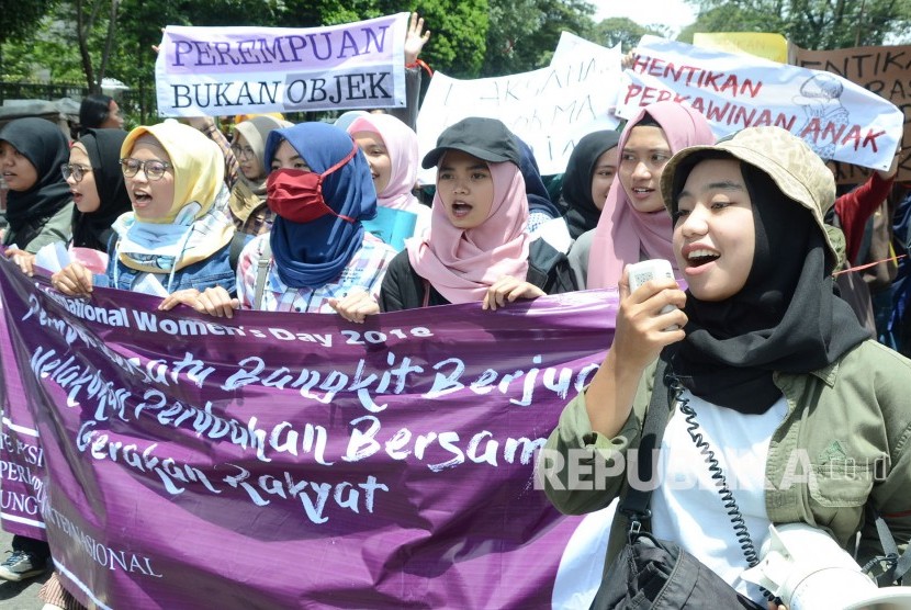 [ilustrasi] Puluhan peserta aksi dari Komite Aksi Hari Perempuan Internasional (HPI) Bandung Raya menggelar aksi memperingati Hari Perempuan Internasional, di depan Gedung sate, Kota Bandung, Kamis (8/3).