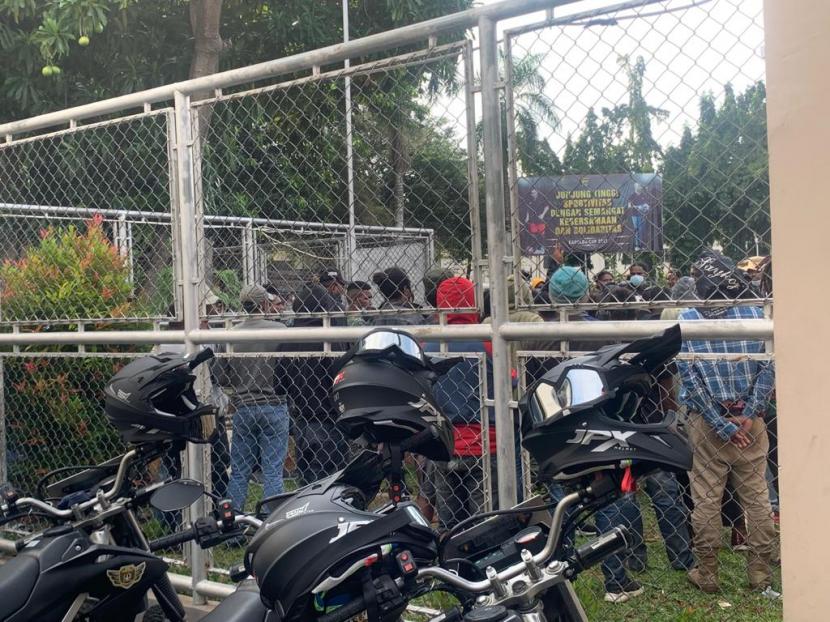 Puluhan peserta demo tolak pemerakan Provinsi Papua berada di Markas Polda Metro Jaya, Semanggi, Jakarta Selatan, Jumat (11/3/2022).