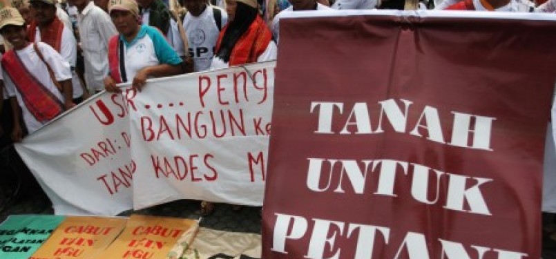 Puluhan petani dari berbagai daerah di Sumatera Utara yang tergabung dalam Serikat Petani Indonesia (SPI) Sumatera Utara, melakukan aksi unjuk rasa di kantor Gubernur Sumut, di Medan.