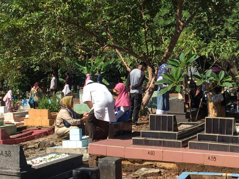 Puluhan peziarah padati Tempat Pemakaman Umum (TPU) Kedaung, Pamulang, Tangerang Selatan, Ahad (24/5) 