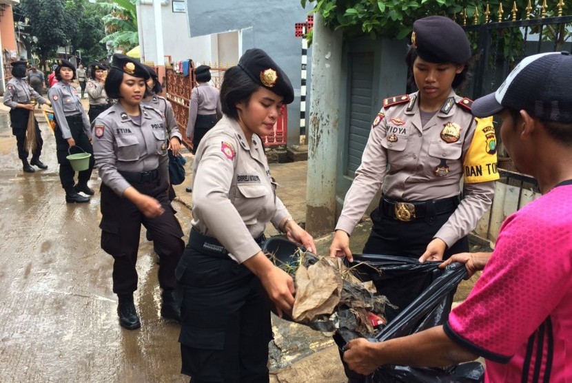 Puluhan  Polisi Wanita (Polwan) turut serta  membantu warga Rw 04, Cipinang Melayu, Makasar, Jakarta Timur membersihkan rumah dan lingkungannya usai banjir yang merendam wilayah tersebut. Permukiman yang berada di bantaran Kali Sunter itu terendam banjir h