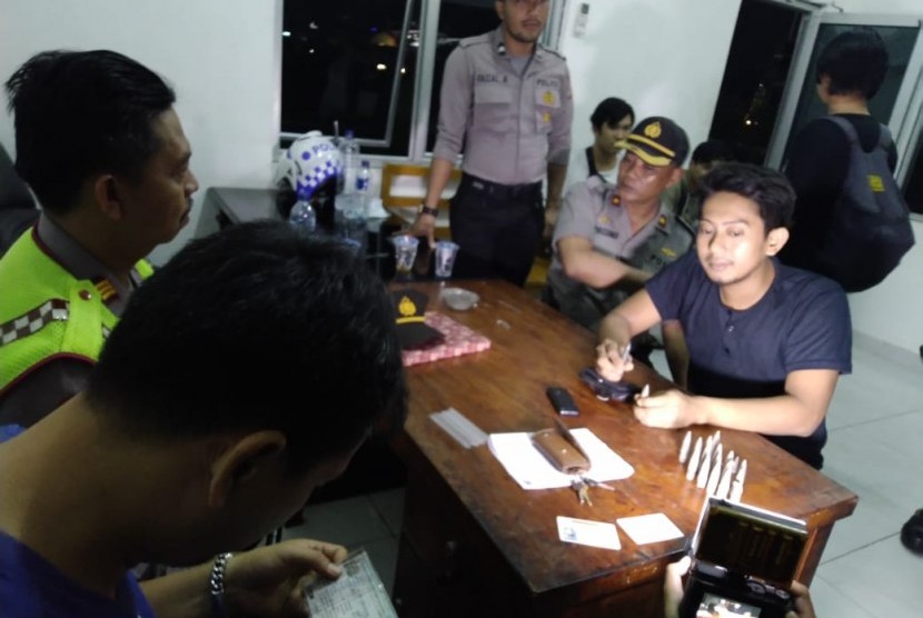 Puluhan proyektil peluru dengan beragam ukuran ditemukan saat razia polisi di pintu tol Serang timur, Banten, Kamis (23/5). 