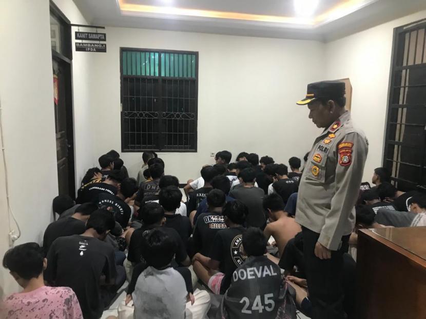 Sejumlah remaja ditangkap polisi (Ilustrasi). Sebanyak 256 remaja dan pemuda anggota gangster Aliansi Bocimi ditangkap petugas Polresta Bogor Kota, Polda Jawa Barat, Jumat (22/3/2024).
