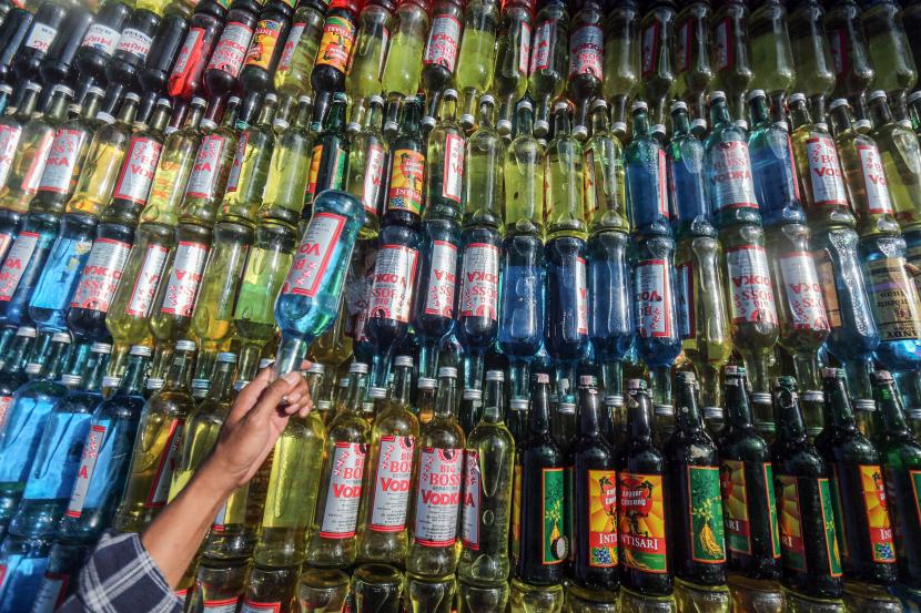 Satuan Pola Pamong Praja (Satpol PP) Taman Sari, Jakarta Barat menyita 120 botol minuman keras dari pedagang jamu. Ilustrasi.