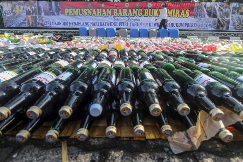 Polresta Bogor Kota melalui Tim Kujang, kembali melaksanakan giat Operasi Minuman Keras (Miras) dan Patroli Kerawanan Malam di wilayah hukum Kota Bogor. Dalam giat yang dilakukan Jumat (27/1/2023) hingga Sabtu (28/1/2023) dini hari, polisi menyita ratusan botol miras dari sejumlah warung kelontong.