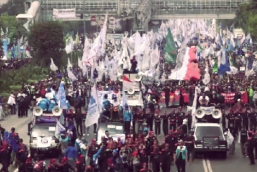 Puluhan ribu buruh dari wilayah Jakarta, Bogor, Tangerang, dan Bekasi melakukan aksi unjuk rasa dalam rangka memperingati hari buruh internasional, yang jatuh pada tanggal 1 Mei 2015.