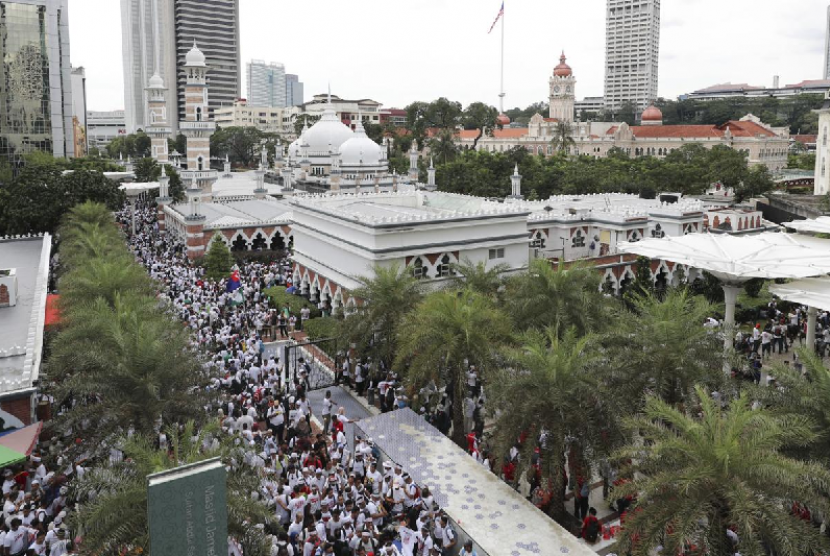 Puluhan ribu demonstran di ibu kota Malaysia, Kuala Lumpur, turun ke jalan, Sabtu (8/12).