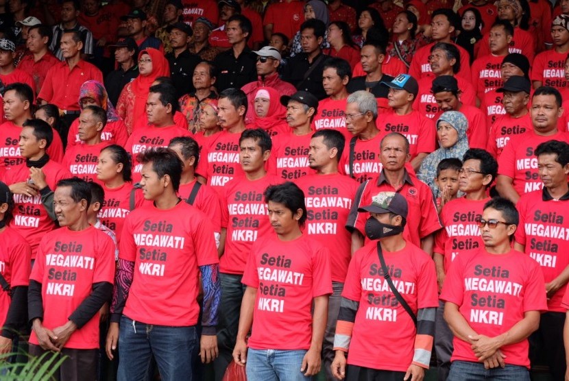 Puluhan ribu kader Partai Demokrasi Indonesia Perjuangan (PDIP) se-Kabupaten Sukoharjo, Jawa Tengah, mendengungkan ikrar Setia Megawati dan Setia NKRI dalam apel siaga di Stadion Jombor, Sukoharjo, Ahad (5/2).