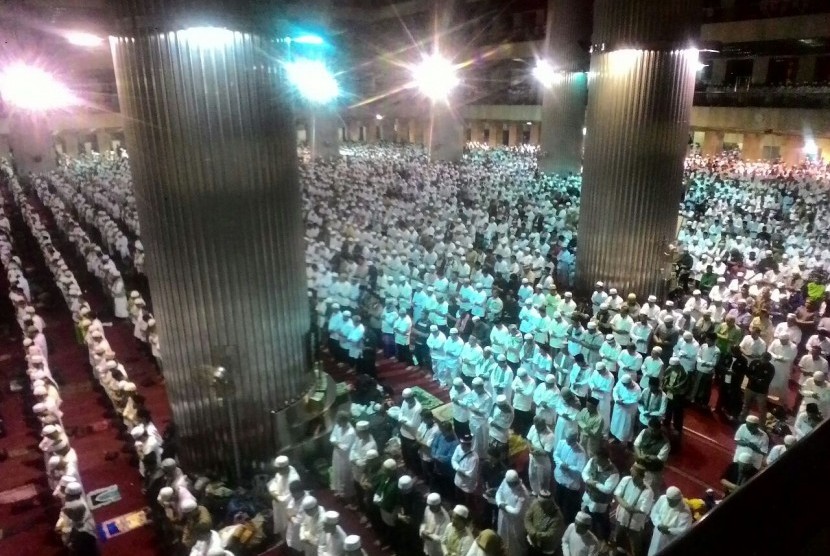 Shalat berjamaah di Masjid Istiqlal, Jakarta, Jumat (2/12). 