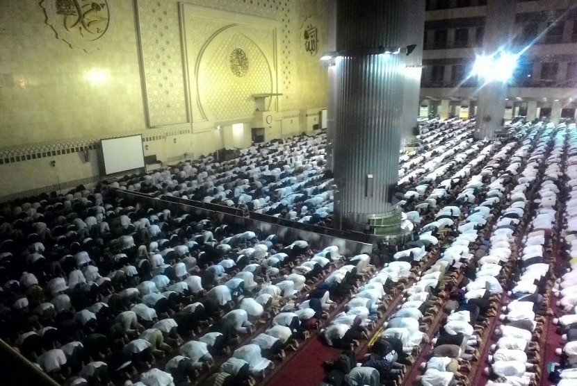 Puluhan ribu massa Aksi Bela Islam III khusyu menunaikan ibadah shalat subuh berjamaah di Masjid Istiqlal, Jakarta, Jumat (2/12). 