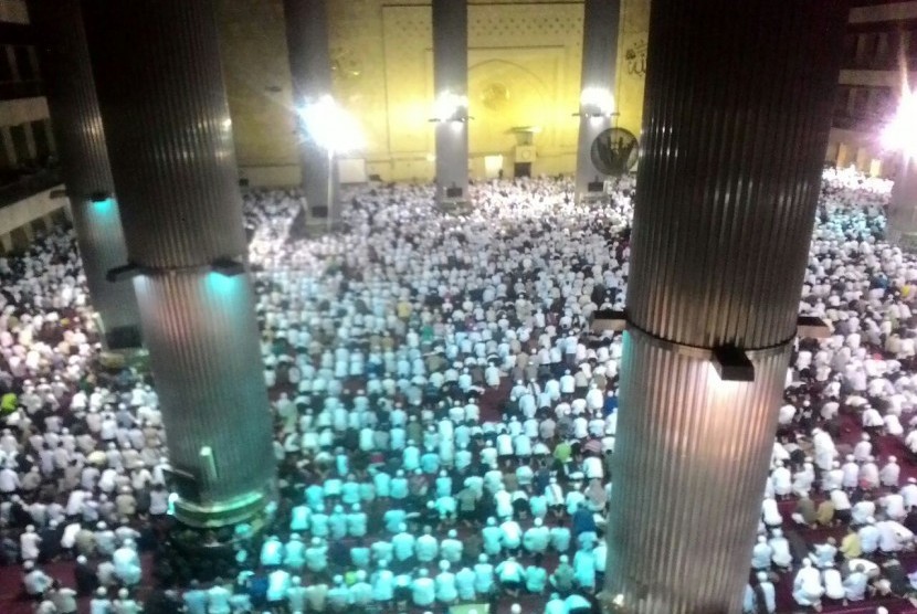 Puluhan ribu massa Aksi Bela Islam III khusyu menunaikan ibadah shalat subuh berjamaah di Masjid Istiqlal, Jakarta, Jumat (2/12). 