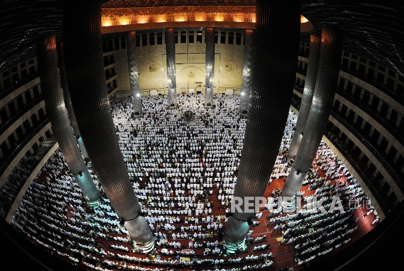 Mulims participants of December 2 rally have  congregational dawn prayer at Istiqlal Mosque, Jakarta, on Friday (12/2). 