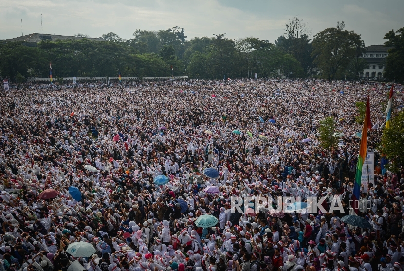 Puluhan ribu masyarakat mengikuti tabligh akbar dengan tema Pesantren Perekat NKRI di Lapangan Gasibu, Kota Bandung, Jawa Barat, Senin (12/12).