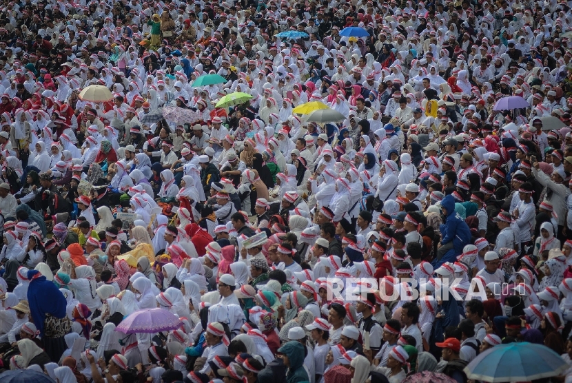 Puluhan ribu masyarakat mengikuti Tabligh Akbar dengan tema Pesantren Perekat NKRI di Lapangan Gasibu, Kota Bandung, Jawa Barat, Senin (12/12).