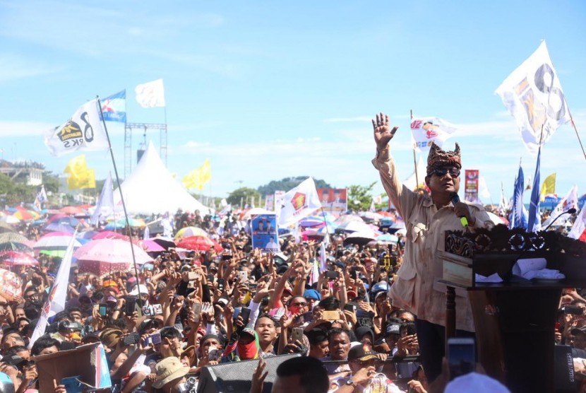 Puluhan ribu masyarakat menyambut kedatangan calon presiden nomor urut 02, Prabowo Subianto di kawasan wisata danau Cimpago, Padang, Sumtera Barat, Selasa (2/4).