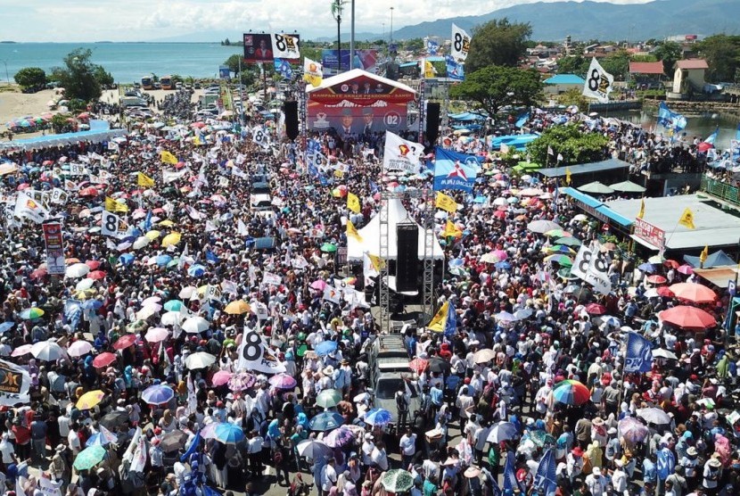 Puluhan ribu masyarakat menyambut kedatangan calon presiden nomor urut 02, Prabowo Subianto di kawasan wisata danau Cimpago, Padang, Sumtera Barat, Selasa (2/4).